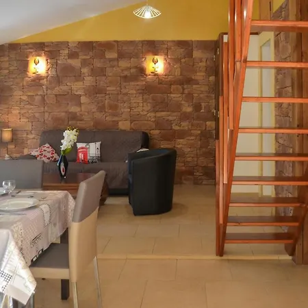 2 Bedroom Beautiful In Casa vacanze
